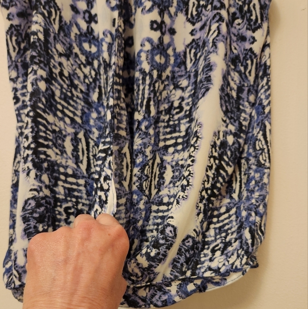 Violet & Claire Flowy Blue/White Sleeveless Top Top - Picture 8 of 8